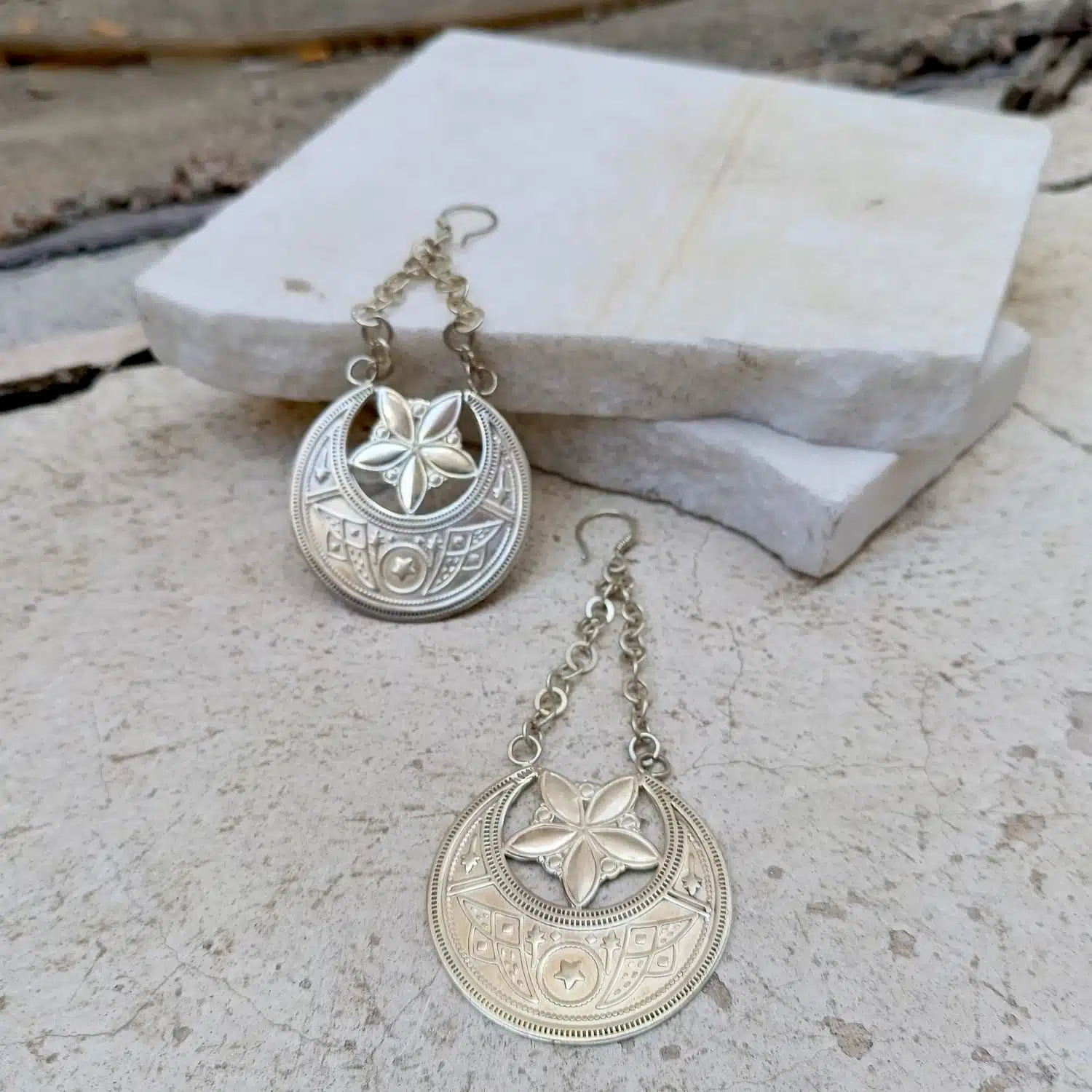 حلق هلال ونجمه نحاس طلاء فضه . 1 حلق هلال ونجمه نحاس طلاء فضه .