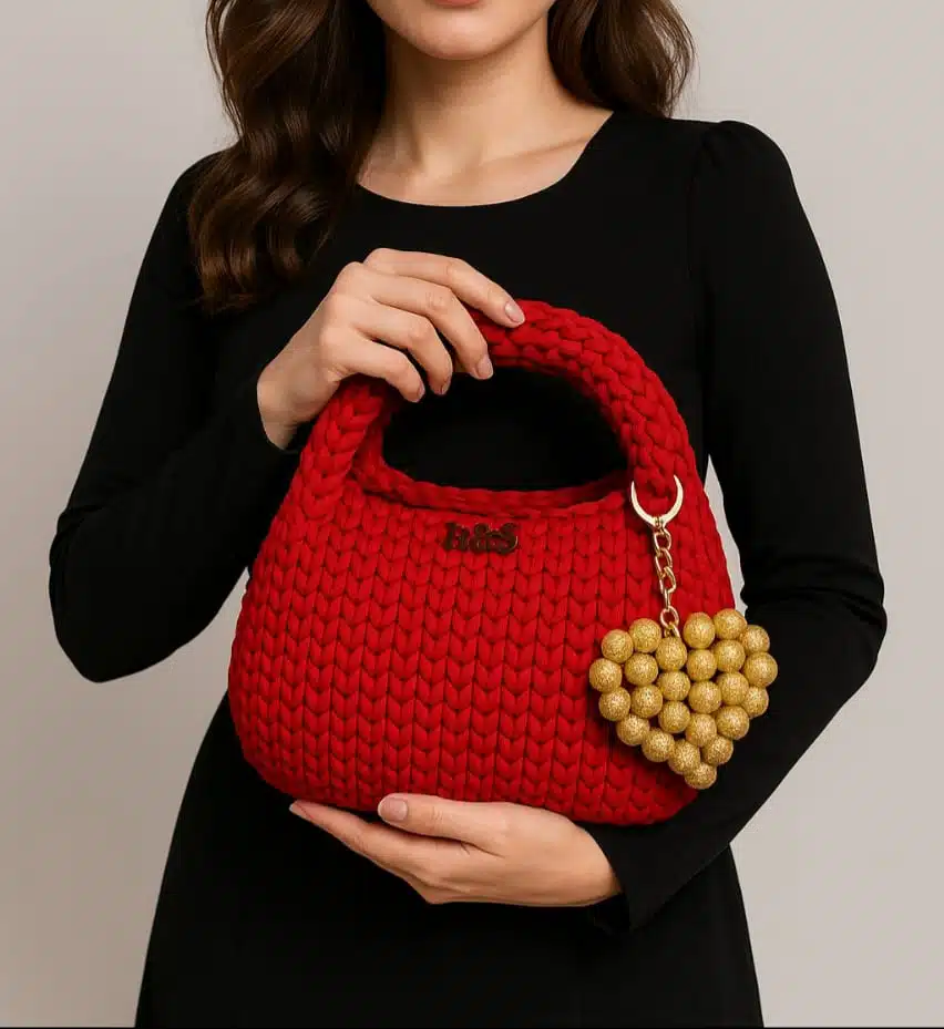 شنطة حمراء و قلب ذهبي 1 شنطة حمراء و قلب ذهبي