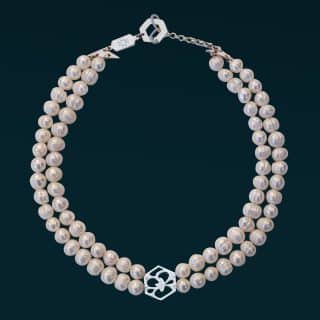 Pearl necklace with sterling silver lock