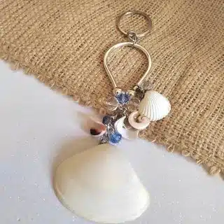 ميدالية من الصدف الطبيعي و مزينة من الكريستال