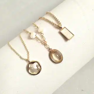 ثلاث. سلاسل. طلاء. دهب. و دلايات. مختلفة من الصدف