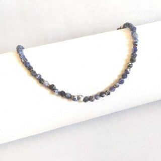 سلسلة من العقيق. الازرق