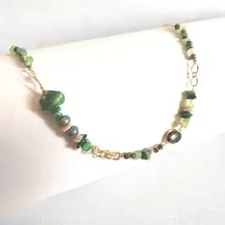 سلسلة من الاحجار وطلاء. دهب