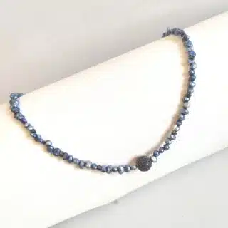 سلسلة من اللولي. الأزرق ودلاية من الزيركون