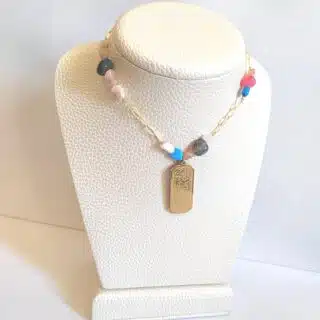 سلسلة. من الاحجار ودلاية. طلاء. دهب