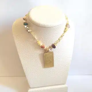 سلسلة. من الاحجار ودلاية. طلاء. دهب