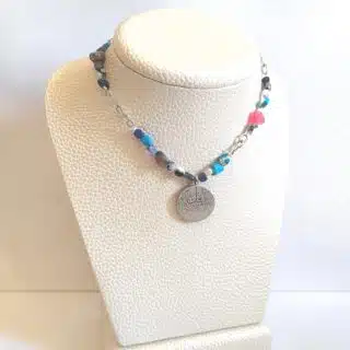 سلسلة. من الاحجار ودلاية. طلاء. فضة