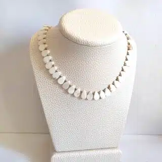 سلسلة. من الصدف. الأبيض و سلسلة طلاء. دهب