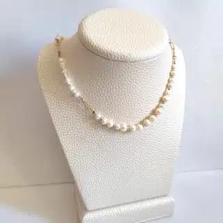 سلسلة. من اللولي الأبيض. وطلاء. دهب