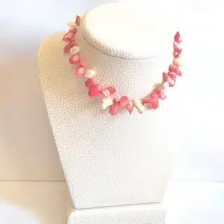 سلسلة من اللولي الملون. طلاء. دهب