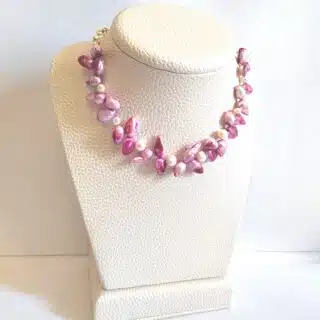 سلسلة من اللولي الملون. طلاء. دهب