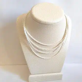 سلسلة من الصدف الصغير ابيض