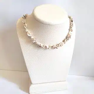 سلسلة. من الصدف.