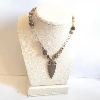 سلسلة من الأحجار ودلاية من الزيركون. طلاء. فضة