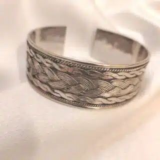 اسورة من النحاس البيور. الابيض