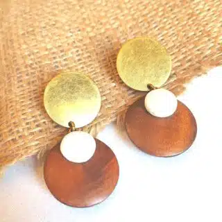 حلق من الصدف والخشب