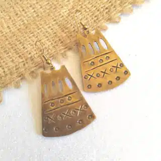 حلق. من النحاس البيور المنقوش