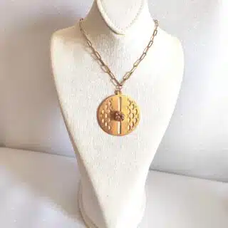 سلسلة ودلاية من النحاس المطلي. دهب وفص من الزيركون