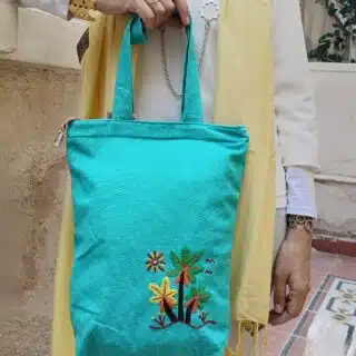 شنطة دك تطريز ريفي علي الجانب.