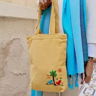 شنطة دك تطريز ريفي على الجانب