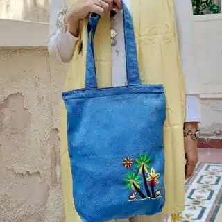 شنطة دك تطريز ريفي علي الجانب.