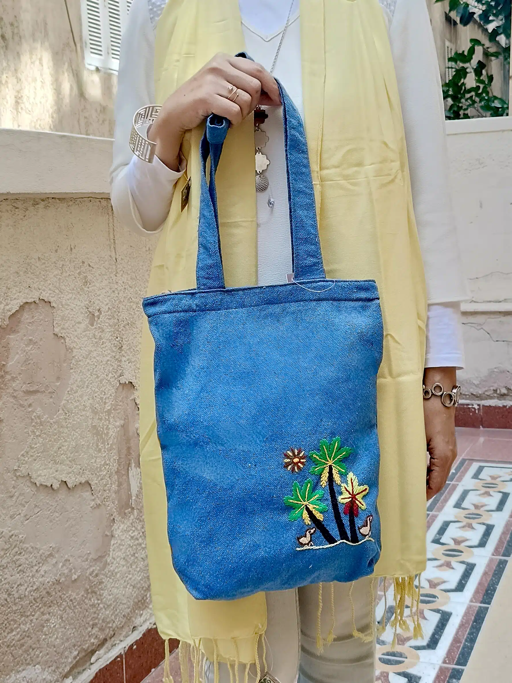 شنطة دك تطريز ريفي علي الجانب. 1 شنطة دك تطريز ريفي علي الجانب.