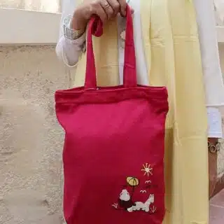 شنطة دك تطريز ريفي علي الجانب.