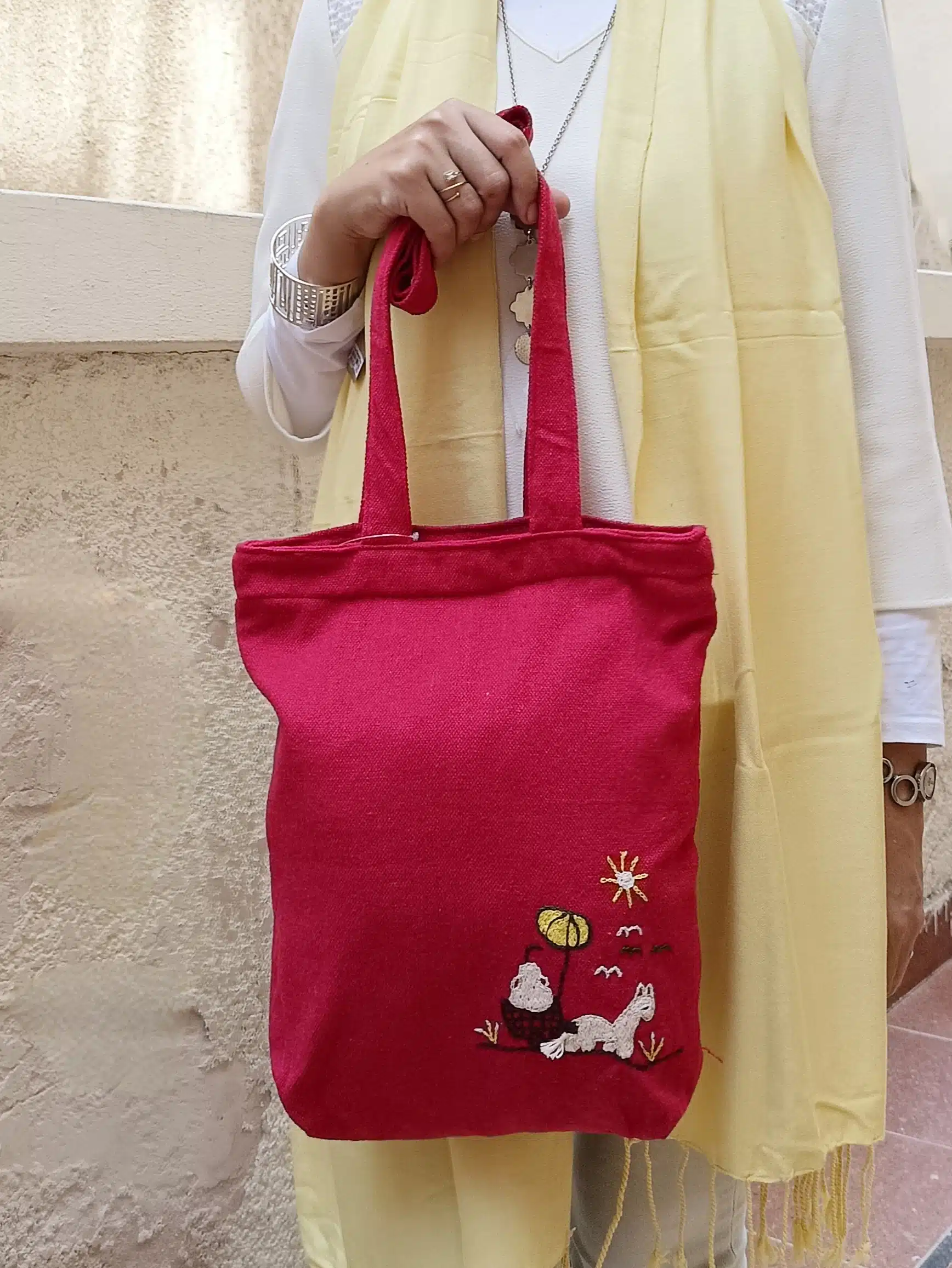 شنطة دك تطريز ريفي علي الجانب. 1 شنطة دك تطريز ريفي علي الجانب.