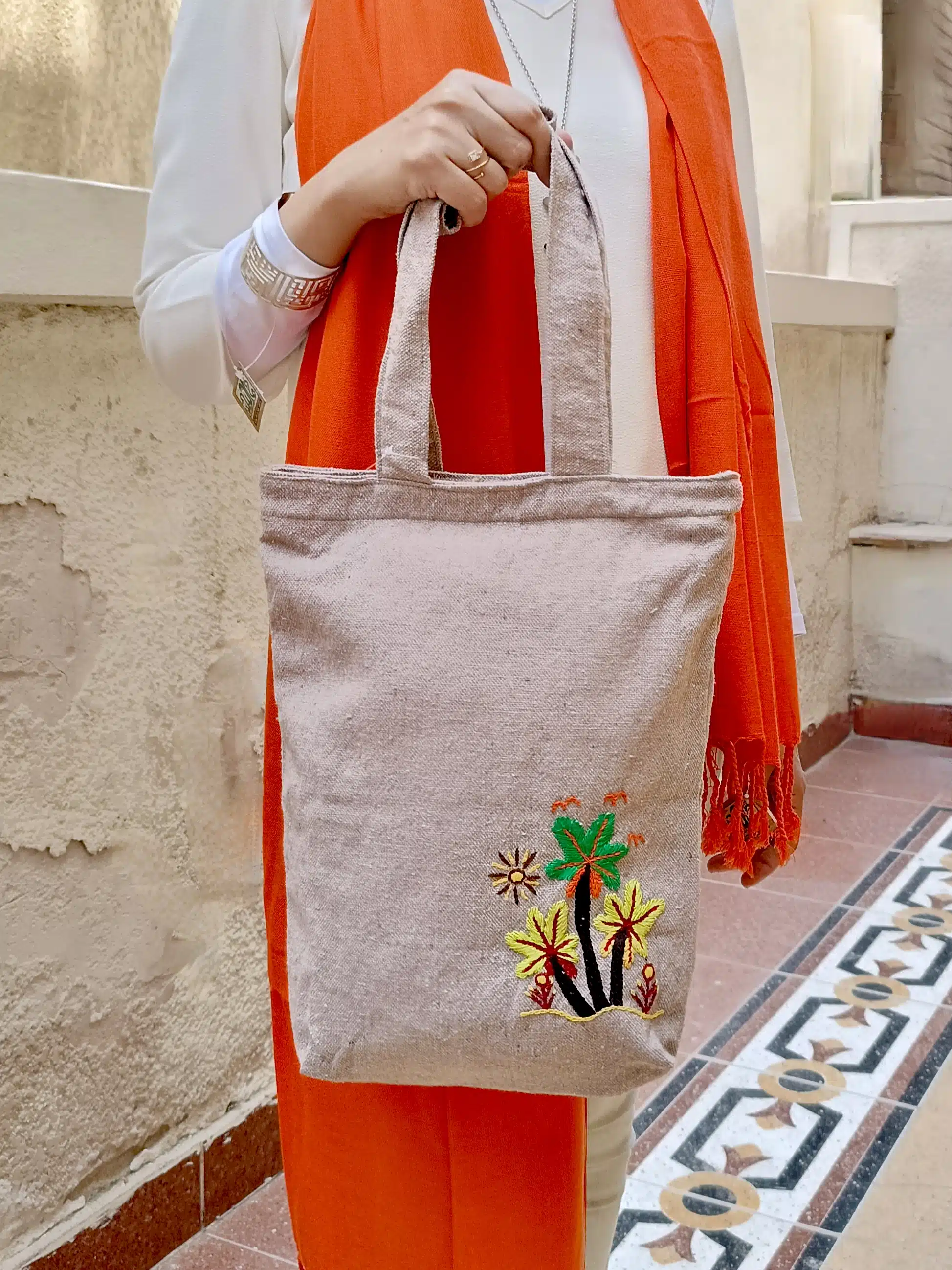 شنطة دك تطريز ريفي علي الجانب. 1 شنطة دك تطريز ريفي علي الجانب.