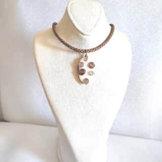 دلاية من العقيق و سلسلة من الجلد