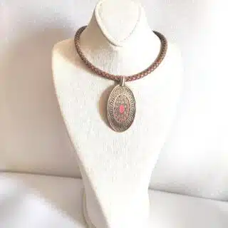 دلاية من النحاس وسلسلة من الجلد