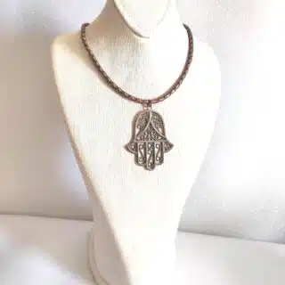 دلاية من النحاس وسلسلة من الجلد