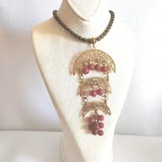 سلسلة من الجلد. ودلاية. نحاس ومزين بالعقيق