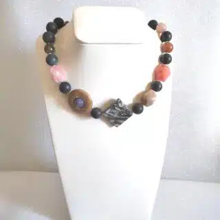 عقد من الأحجار المنوعة الهندي