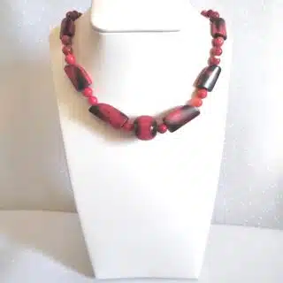 عقد من الأحجار المنوعة الهندي