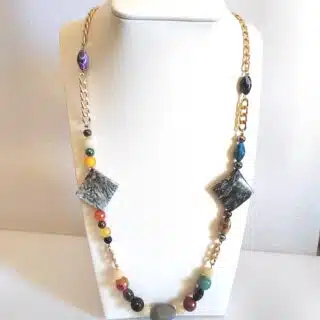 سلسلة طويلة من الأحجار الكريمة المنوعة