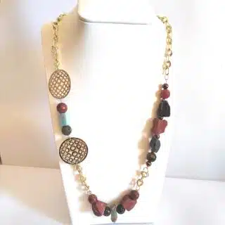 سلسلة طويلة من الأحجار الكريمة المن و مزينة بقطع النحاس المطلية