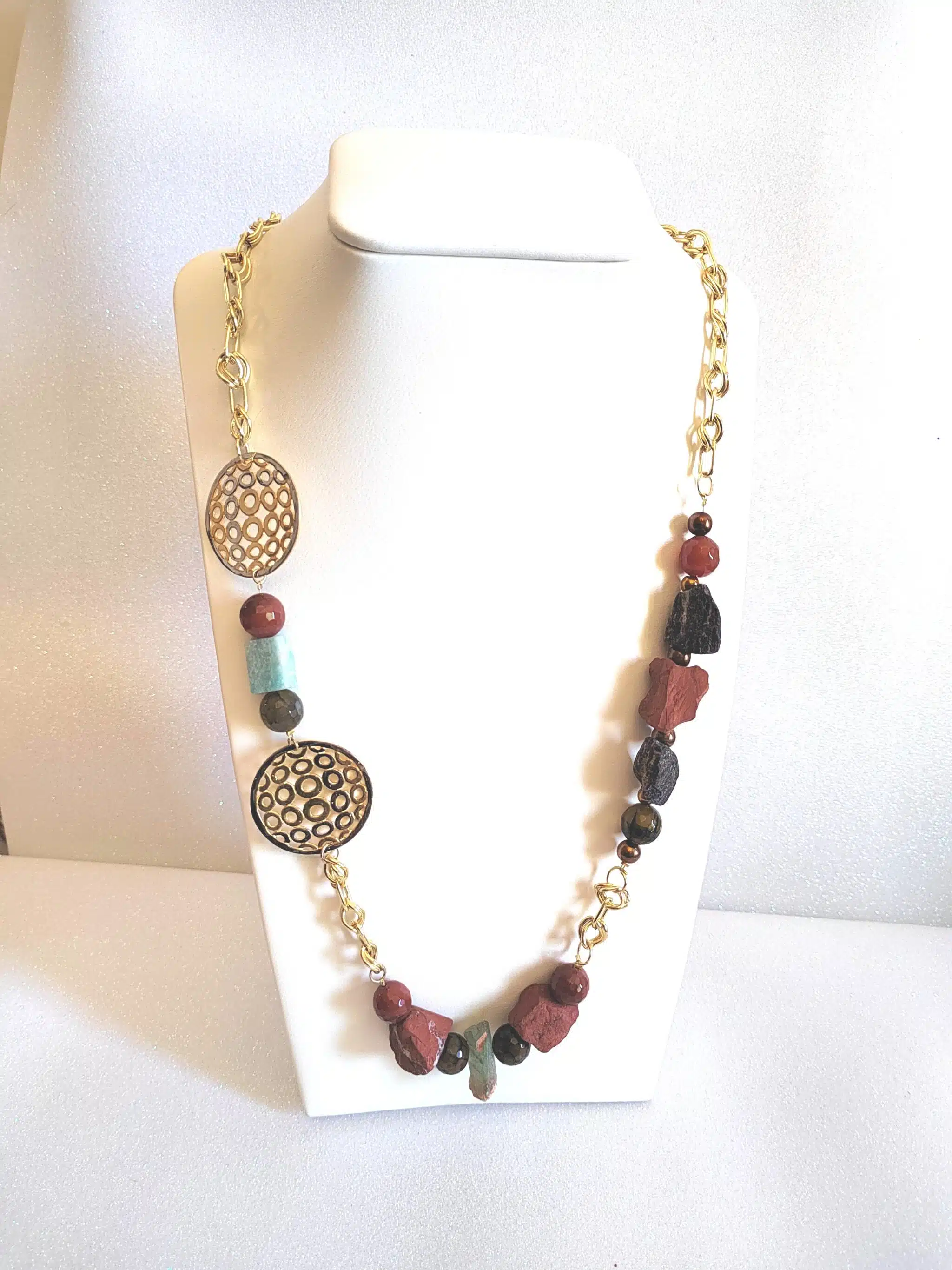 سلسلة طويلة من الأحجار الكريمة المن و مزينة بقطع النحاس المطلية 1 سلسلة طويلة من الأحجار الكريمة المن و مزينة بقطع النحاس المطلية