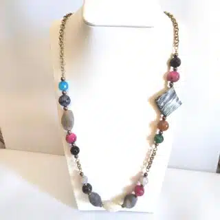 سلسلة طويلة من الأحجار. الكريمة المن