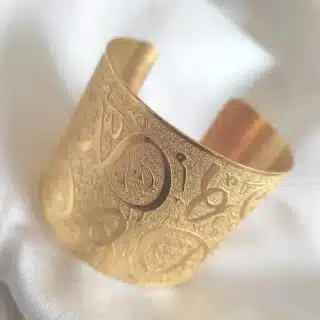 اسورة من النحاس المطلي. دهب