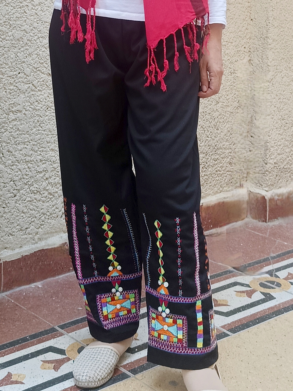 بنطلون اسود تطريز سيوة 1 بنطلون اسود تطريز سيوة